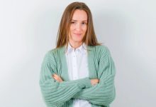 معنای دست به سینه بودن از نگاه روان شناسی